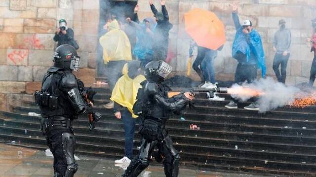 Policías y manifestantes -o alborotadores- en las protestas de Colombia - foto EFE
