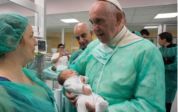 El Papa Francisco visitando una maternidad en 2016