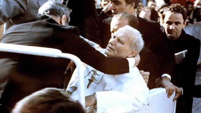 Momento del atentado contra Juan Pablo II.