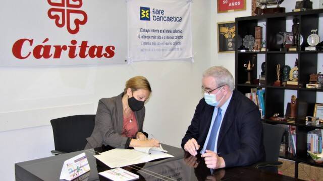 Natalia Peiro y Juan Garibi firmando convenio.