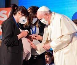 «Los niños son la esperanza que hacen renacer un pueblo»: el Papa alerta del «invierno demográfico»