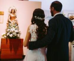 Matrimonio rezando ante la Virgen. 