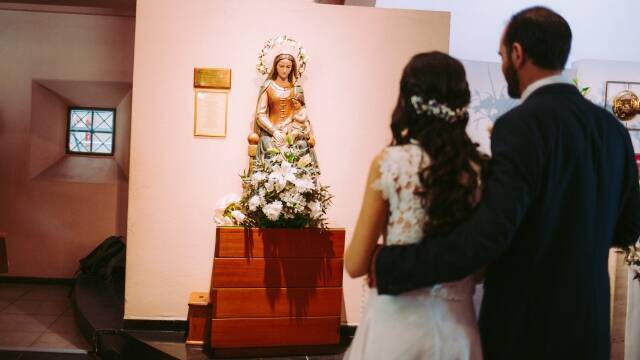 Matrimonio rezando ante la Virgen. 