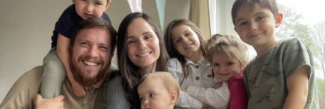 Tomás y Loreto, familia en misión en Holanda, junto a sus cinco hijos