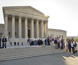 Visitantes ante el Tribunal Supremo de EEUU