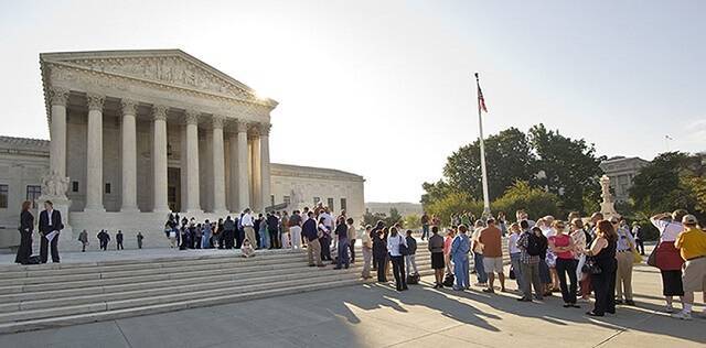 Visitantes ante el Tribunal Supremo de EEUU
