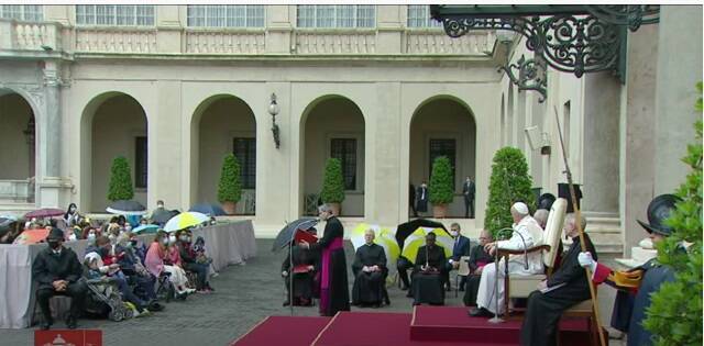 El Patio de San Dámaso acogió la catequesis de Francisco sobre dificultades al orar, ante algunas docenas de fieles
