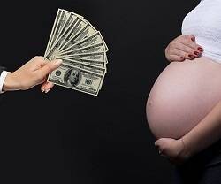 Vientres de alquiler, un lucrativo negocio en que personas ricas compran bebés de mujeres pobres
