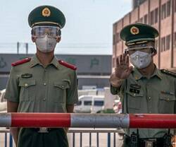 Policías chinos en Hebei con mascarilla... ahora cazan seminaristas casa por casa
