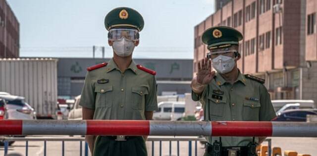 Policías chinos en Hebei con mascarilla... ahora cazan seminaristas casa por casa