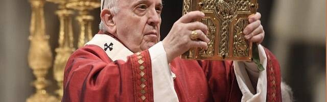 El Papa Francisco alza los Evangelios en la Misa de Pentecostés de 2021