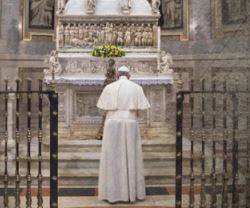 Papa Francisco rezando. 