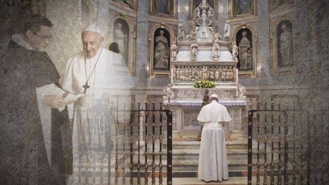 Papa Francisco rezando. 