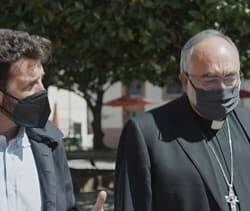 El periodista de La Sexta aborda al arzobispo de Oviedo en la calle  / Imagen TV