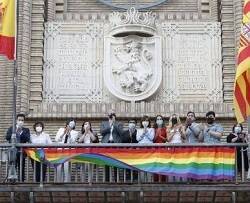 La bandera LGTB ondeó en Zaragoza en 2020 con un alcalde del PP