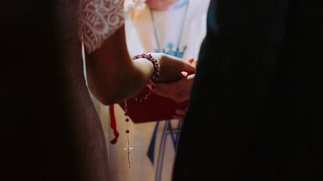 Novios rezando el rosario.