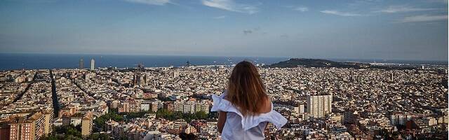 Niña mira Barcelona desde el búnker del Turó de la Rovira