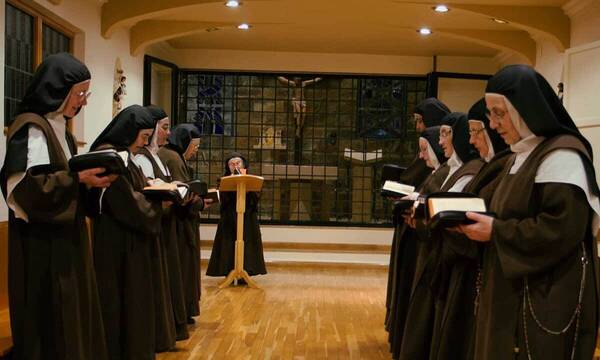 Las monjas, como las carmelitas, rezan por el mundo en el que viven