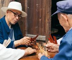 Tres ancianos chinos juegan