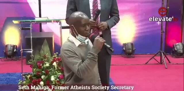 Seth Mahiga explica ante una TV pentecostal que ha dejado de ser el secretario de la Sociedad Ateos en Kenia