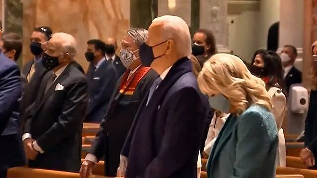 Joe Biden y su esposa, en misa.