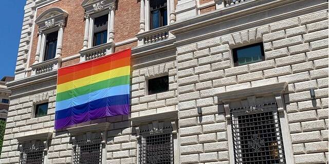 Colonización ideológica de EEUU al Vaticano: el país más fuerte mete su bandera LGBT al más pequeño