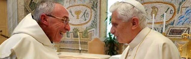 Benedicto XVI y el padre Léthel.