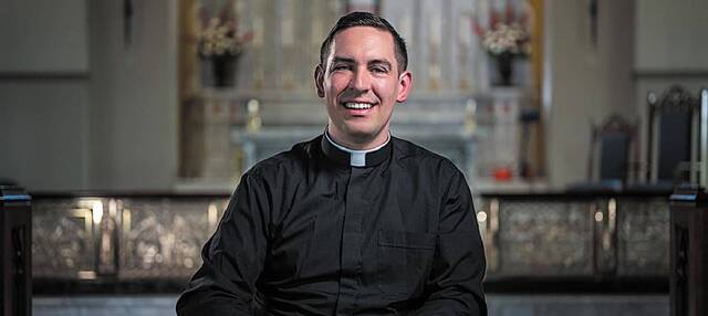Jonathan Smith es ordenado este 5 de junio en la catedral de Arlington (Virginia)