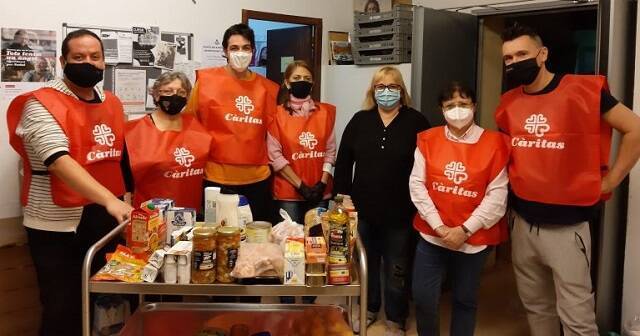 Voluntarios de Cáritas en la parroquia de Santa Tecla de Barcelona, con sus mascarillas contra el coronavirus
