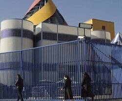 Unas religiosas ante el Centro de Internamiento de Extranjeros de Aluche - el Servicio Jesuita a Migrantes pide cerrarlos