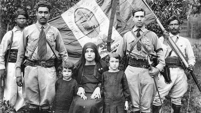 Familia cristera con la bandera mexicana y guadalupana.