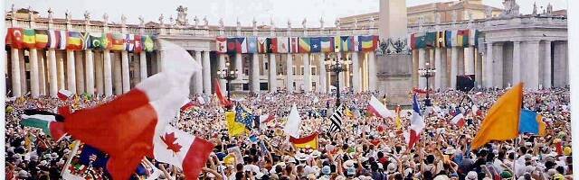 Encuentro multitudinario de jóvenes católicos en la Plaza de San Pedro...