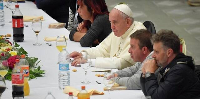 El Papa Francisco en una comida con personas atendidas por la Limosnería vaticana en 2019