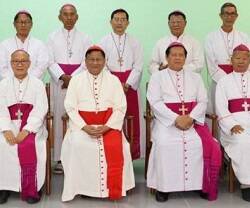 Obispos de Myanmar -antigua Birmania- en una foto de grupo