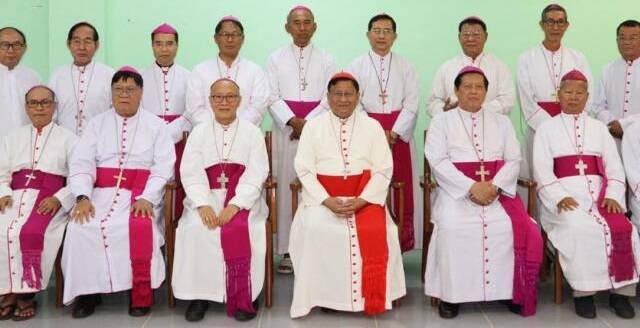 Obispos de Myanmar -antigua Birmania- en una foto de grupo