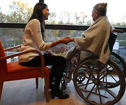 Voluntaria de cuidados paliativos en el Hospital Centro de Cuidados Laguna