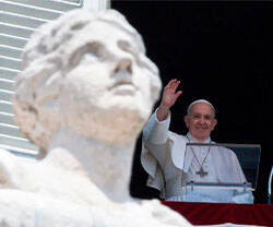 El Papa saluda durante el Angelus de hoy