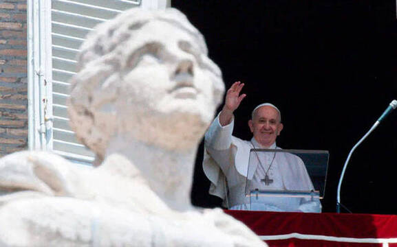 El Papa saluda durante el Angelus de hoy