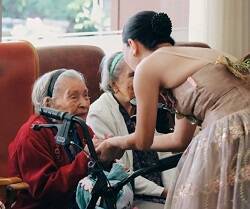 Una de las maneras de ganar la indulgencia es visitar a ancianos enfermos o solos