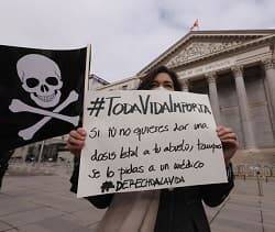 Manifestante contra la eutanasia frente al Congreso
