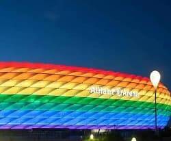 Estadio Arena de Múnich iluminado con los colores LGTB