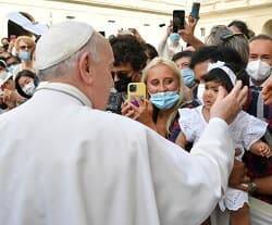 EL Papa Francisco saluda a una niña
