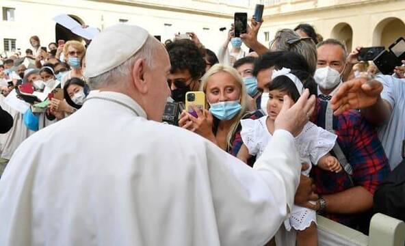 EL Papa Francisco saluda a una niña