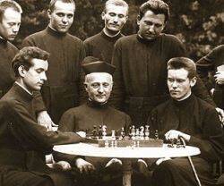 Sacerdotes jugando al ajedrez.
