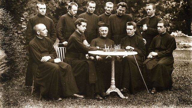 Sacerdotes jugando al ajedrez.