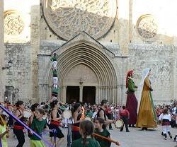 Fiesta Mayor en Sant Cugat con el impresionante monasterio siempre de fondo... pero la alcaldesa oculta la misa en el programa de actos