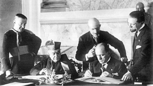 Mussolini y Gasparri firman los pactos de Letrán.