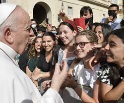 El Papa saluda a unas muchachas en su catequesis de miércoles de final de junio de 2021