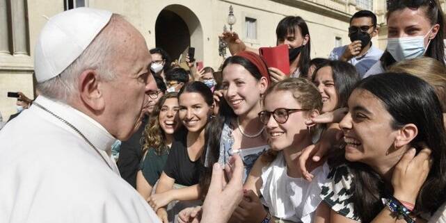 El Papa saluda a unas muchachas en su catequesis de miércoles de final de junio de 2021