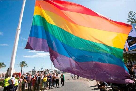 izado de bandera gay en Cádiz en 2016
